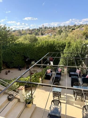 Terrasse du Grand Hôtel Forcalquier, se détendre au cœur du centre-ville