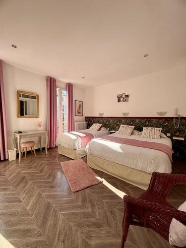 Chambre triple rénovée au Grand Hôtel Forcalquier, idéale pour un séjour à Forcalquier