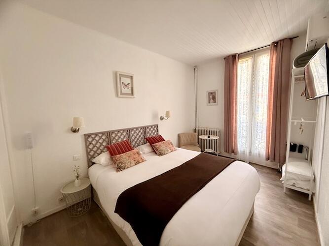 Chambre climatisée et insonorisée avec lit queen size  du Grand Hôtel