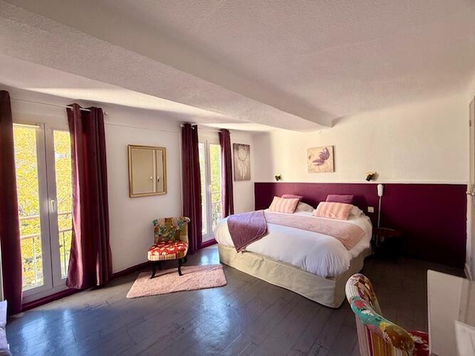 Chambre lumineuse du Grand Hôtel Forcalquier, hôtel d
