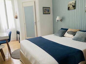 Chambre climatisée et insonorisée du Grand Hôtel Forcalquier en centre-ville de Forcalquier